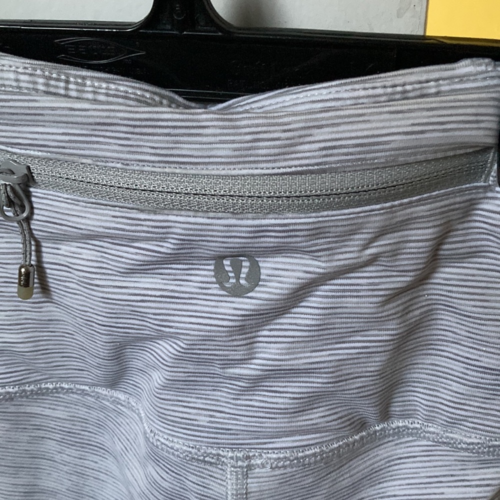 Fabulous Lululemon Yoga Pants leggings size 4 heather Gray -mesh detail on sides - Picture 2 of 5